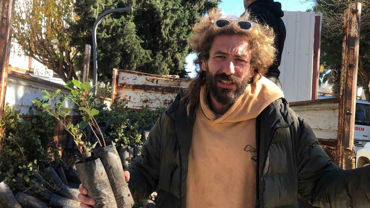 Mahalle muhtarından Dat&ccedil;a&rsquo;ya 2 bin harnup fidanı

