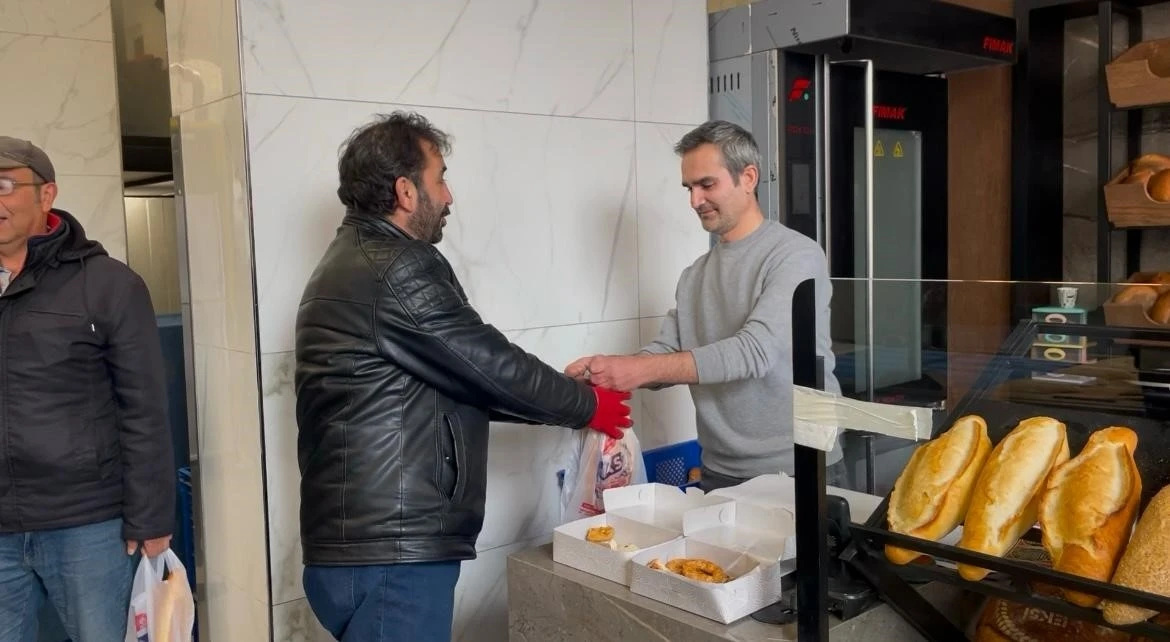 Mahalle sakinlerine 40 yıllık fırından anlamlı jest