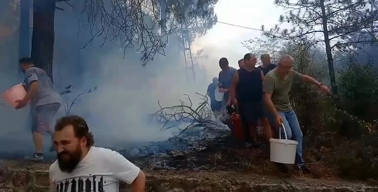 Mahalleli birlik oldu, orman yangınına kovalarla müdahale etti
