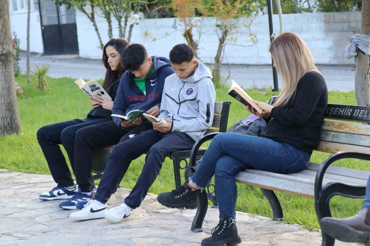 Mahalleli kitap okusun diye muhtarlığı kütüphaneye çevirdi
