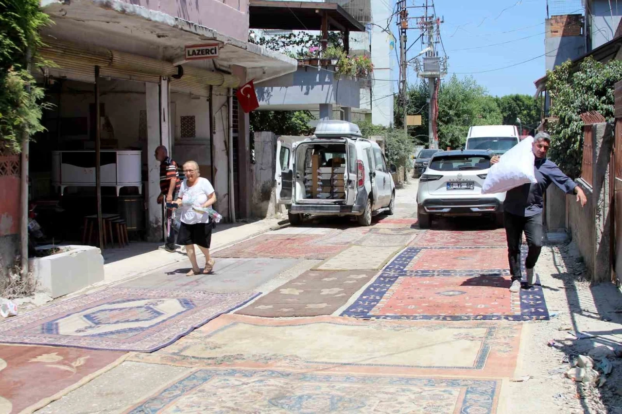 Mahallelinin toz isyanı: Yapılmayan yola halı serdiler
