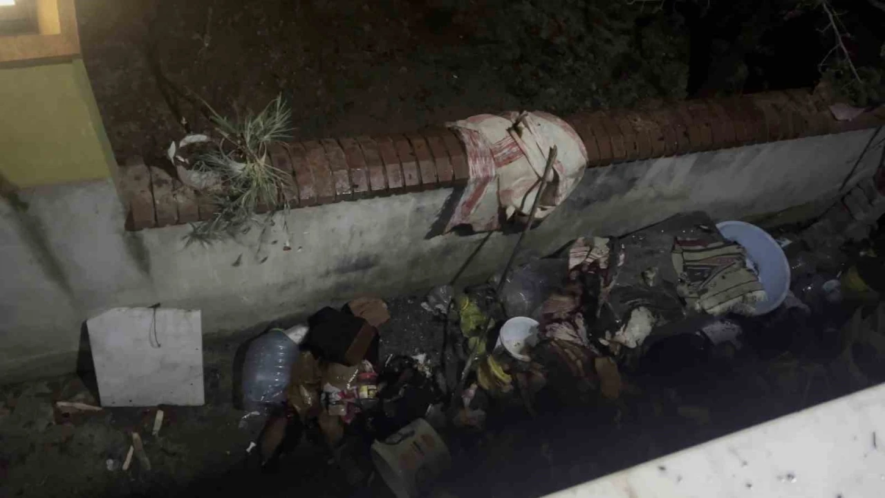 Mahalleliyi panikleten yangın, itfaiyenin m&uuml;dahalesiyle son buldu
