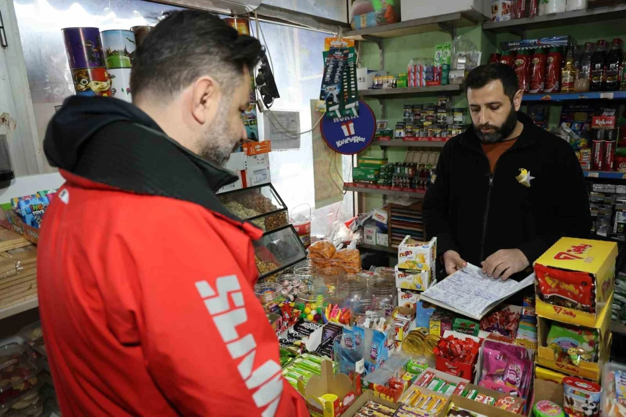 Mahallenin bakkal borcunu &ouml;deyip, veresiye defterini yaktı
