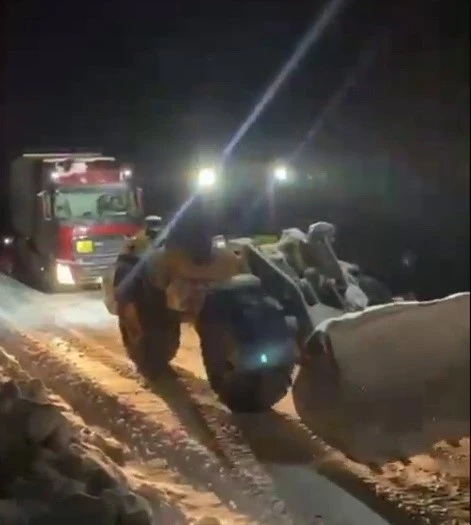 Mahsur kalan doğalgaz y&uuml;kl&uuml; tır kurtarıldı
