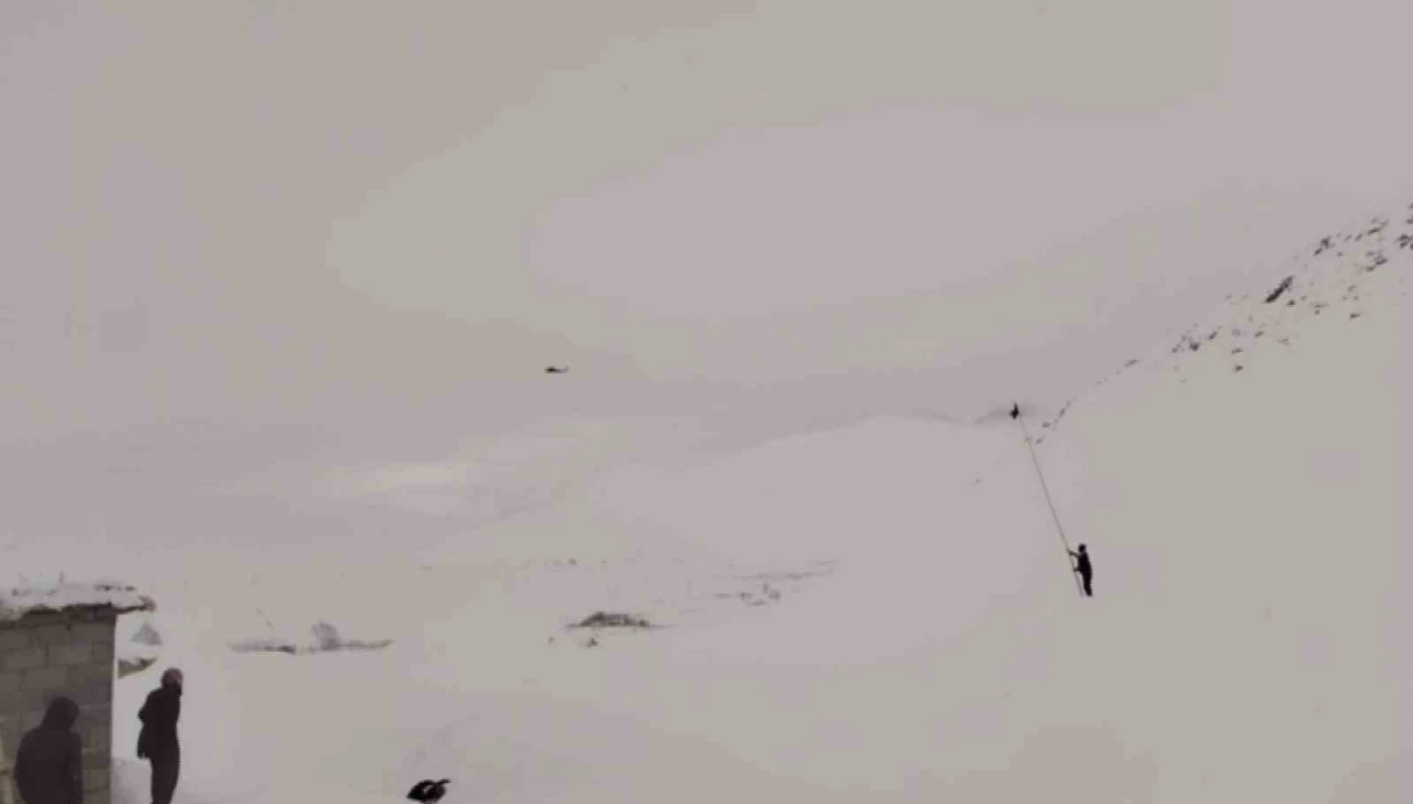 Mahsur kalan hastayı almaya giden helikoptere bez sallayarak yol g&ouml;sterdi
