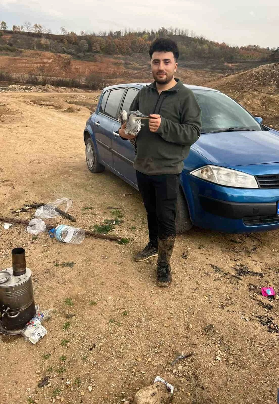 Mahsur kalan mavi balıkçıl kuşunu doğa gezisine çıkan gençler kurtardı
