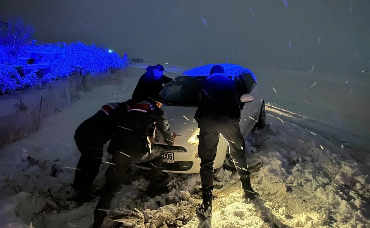 Mahsur kalan vatandaşları jandarma kurtardı
