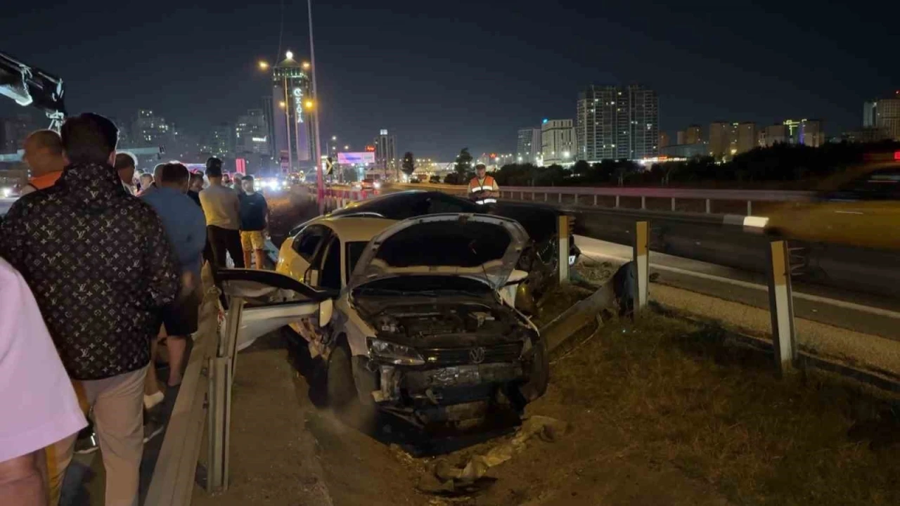 Makas atan araç kazaya sebep oldu: 2 otomobil yol ayrımındaki boşluğa düştü
