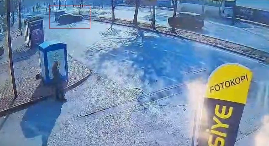 Makas atan otomobil ağaca &ccedil;arpıp takla attı: 1 &ouml;l&uuml;
