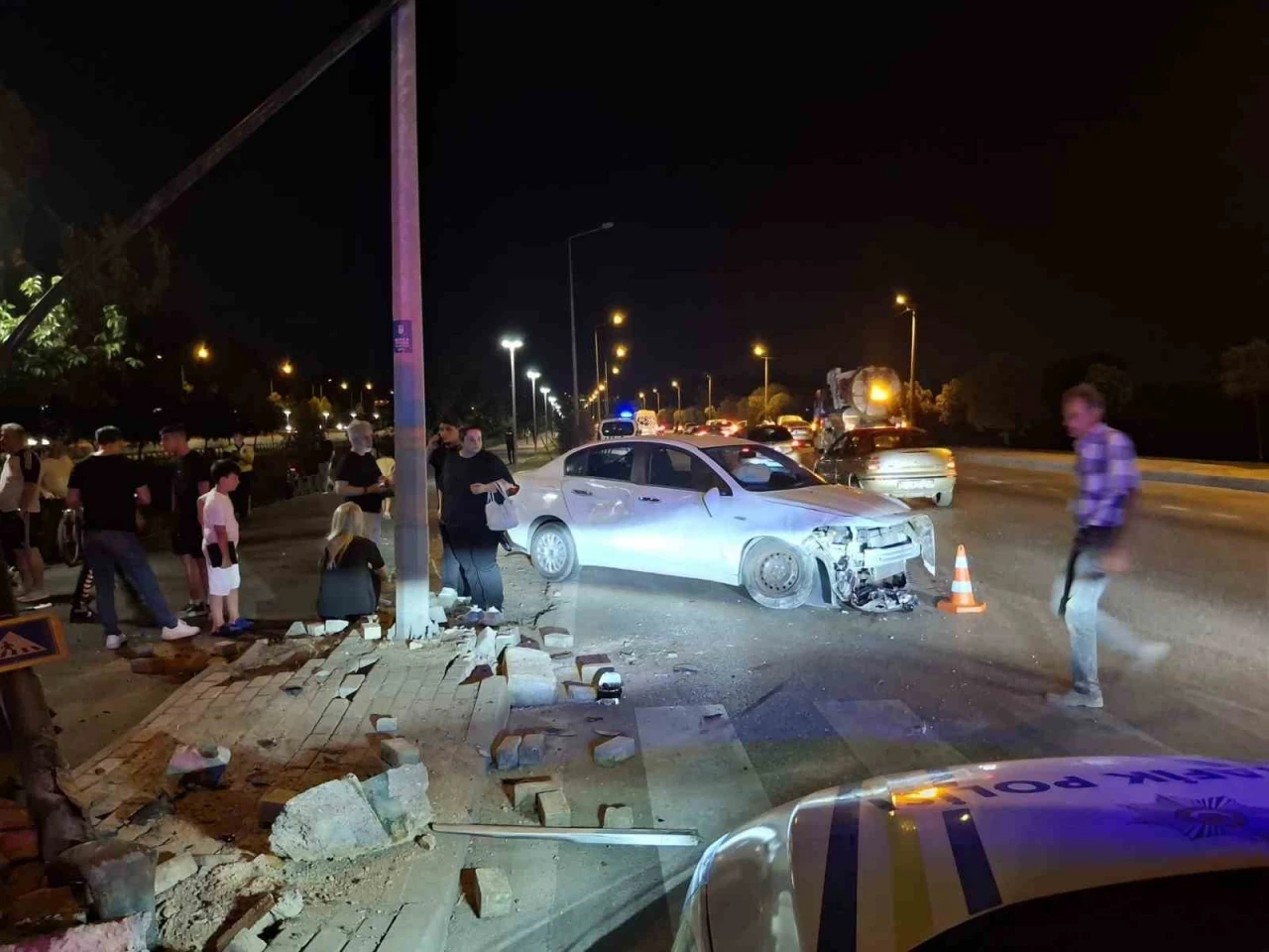 Makas atan otomobille birlikte iki ara&ccedil; dereye u&ccedil;tu: 6 yaralı
