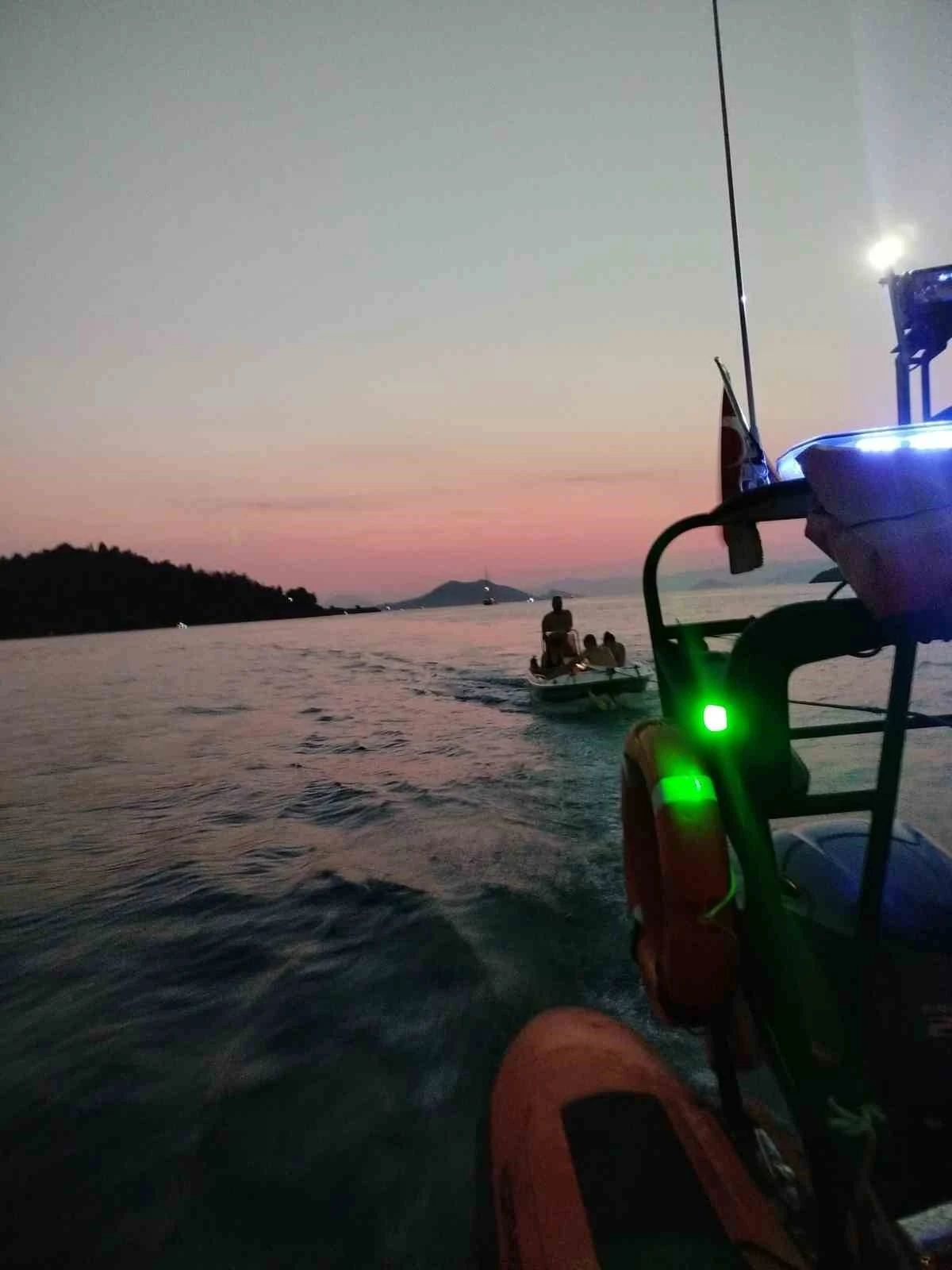 Makine arızası nedeniyle sürüklenen tekne kurtarıldı
