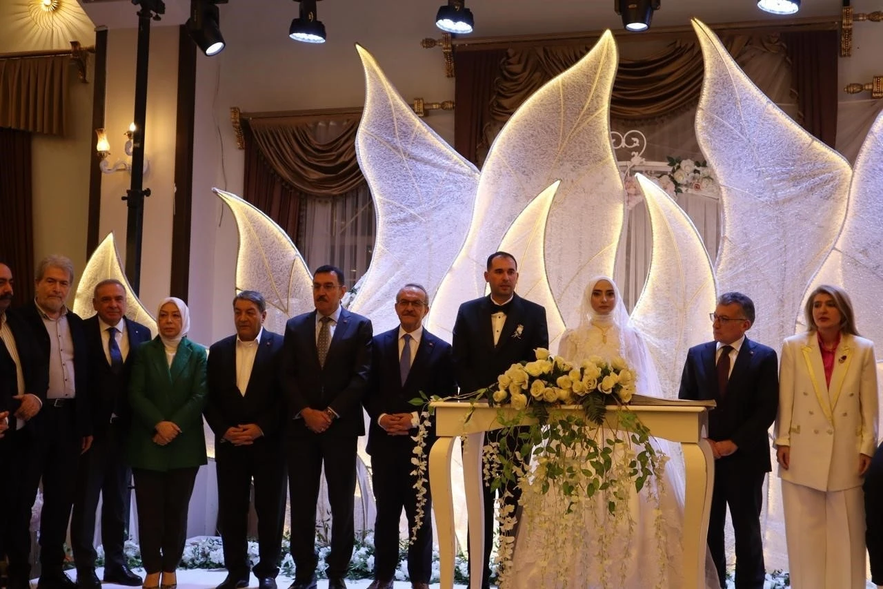 Malatya B&uuml;y&uuml;kşehir Belediye Başkanı Sami Er, kızının nikahını kıydı
