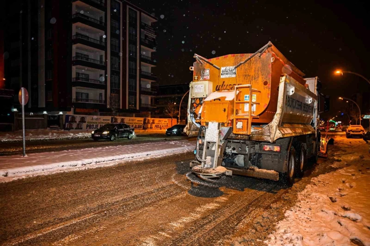 Malatya B&uuml;y&uuml;kşehir Belediyesi karla m&uuml;cadelede 7/24 sahada
