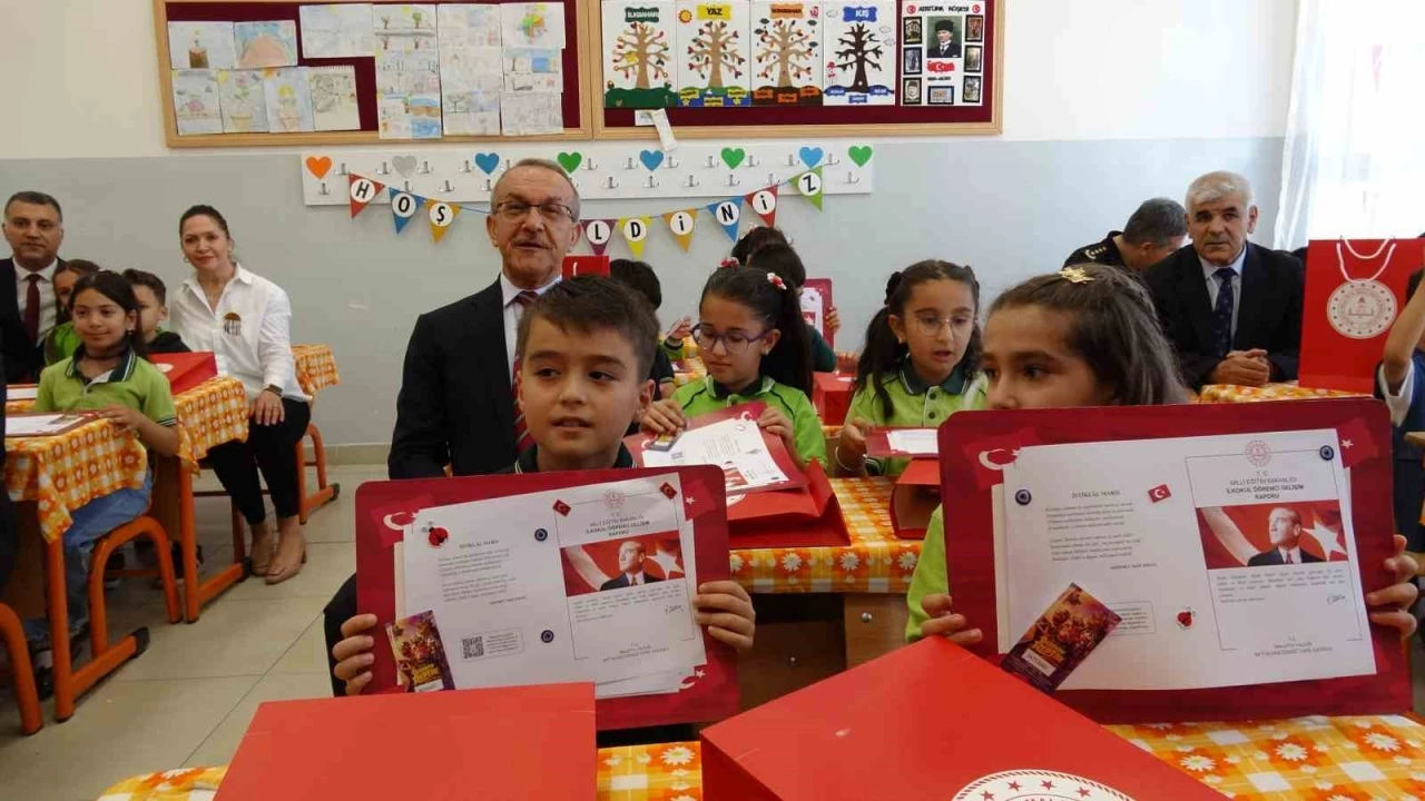 Malatya&rsquo;da 147 bin 22 &ouml;ğrenci karne heyecanı yaşadı
