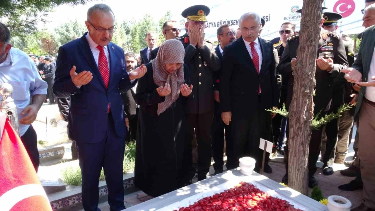 Malatya&rsquo;da 15 Temmuz şehitleri mezarları başında anıldı

