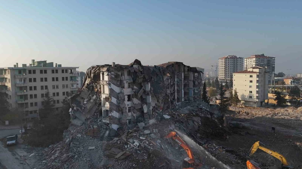 Malatya’da 5 katlı bina korna sesi ile yıkıldı