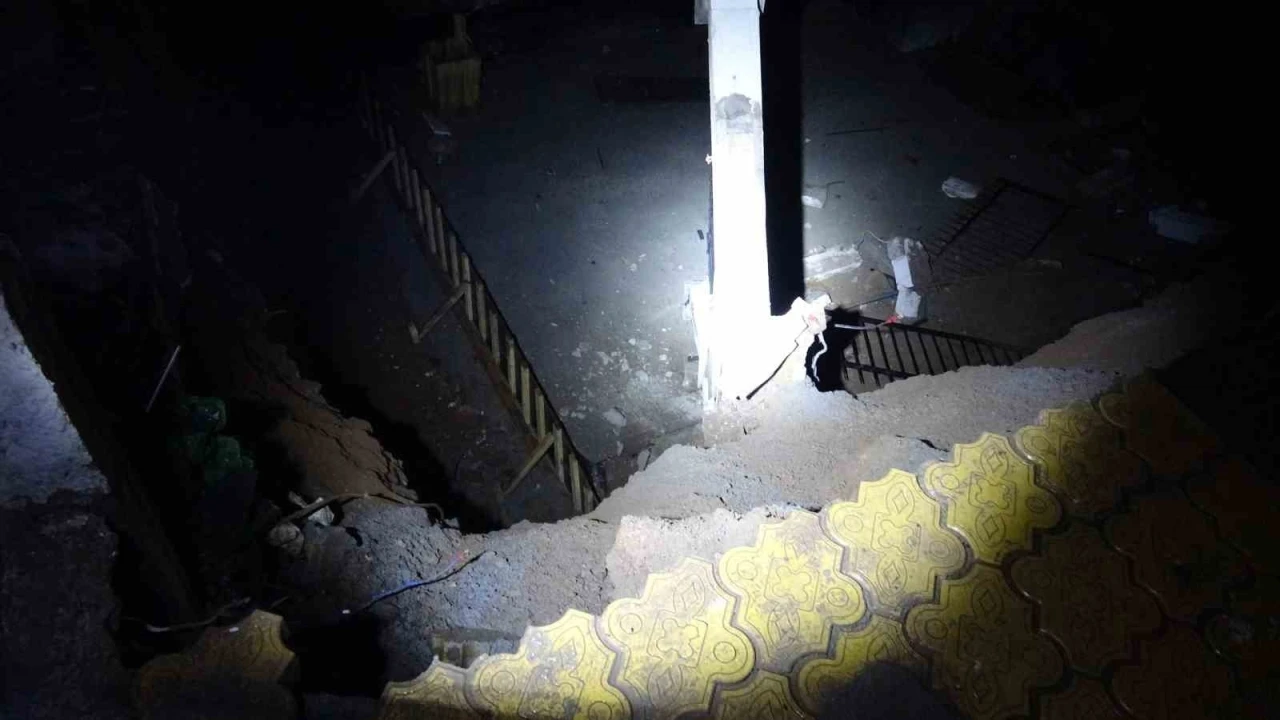 Malatya&rsquo;da 6 katlı binanın istinat duvarı &ccedil;&ouml;kt&uuml;
