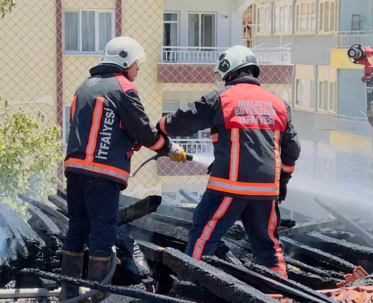 Malatya’da ağır hasarlı okulun çatısında korkutan yangın
