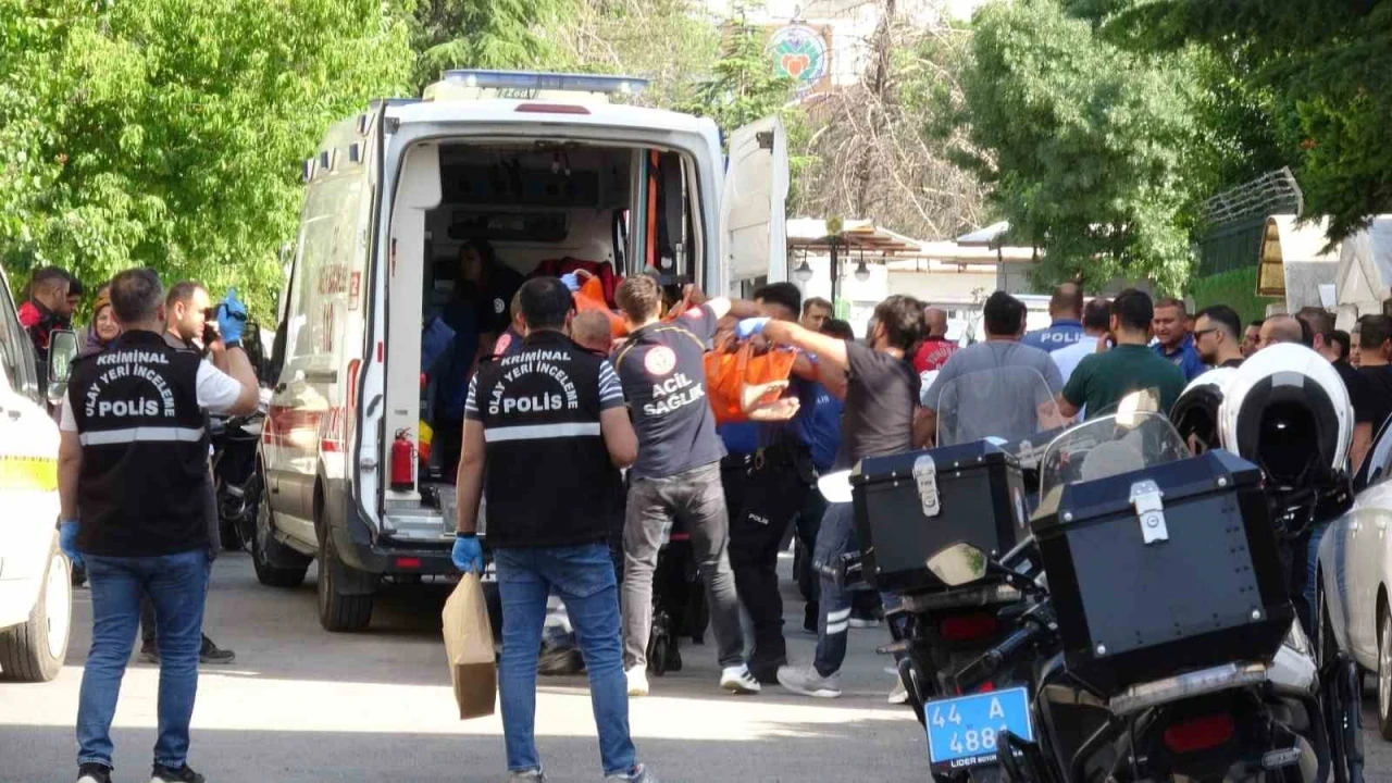 Malatya&rsquo;da aile i&ccedil;i kavga: &Ccedil;ok sayıda yaralı var
