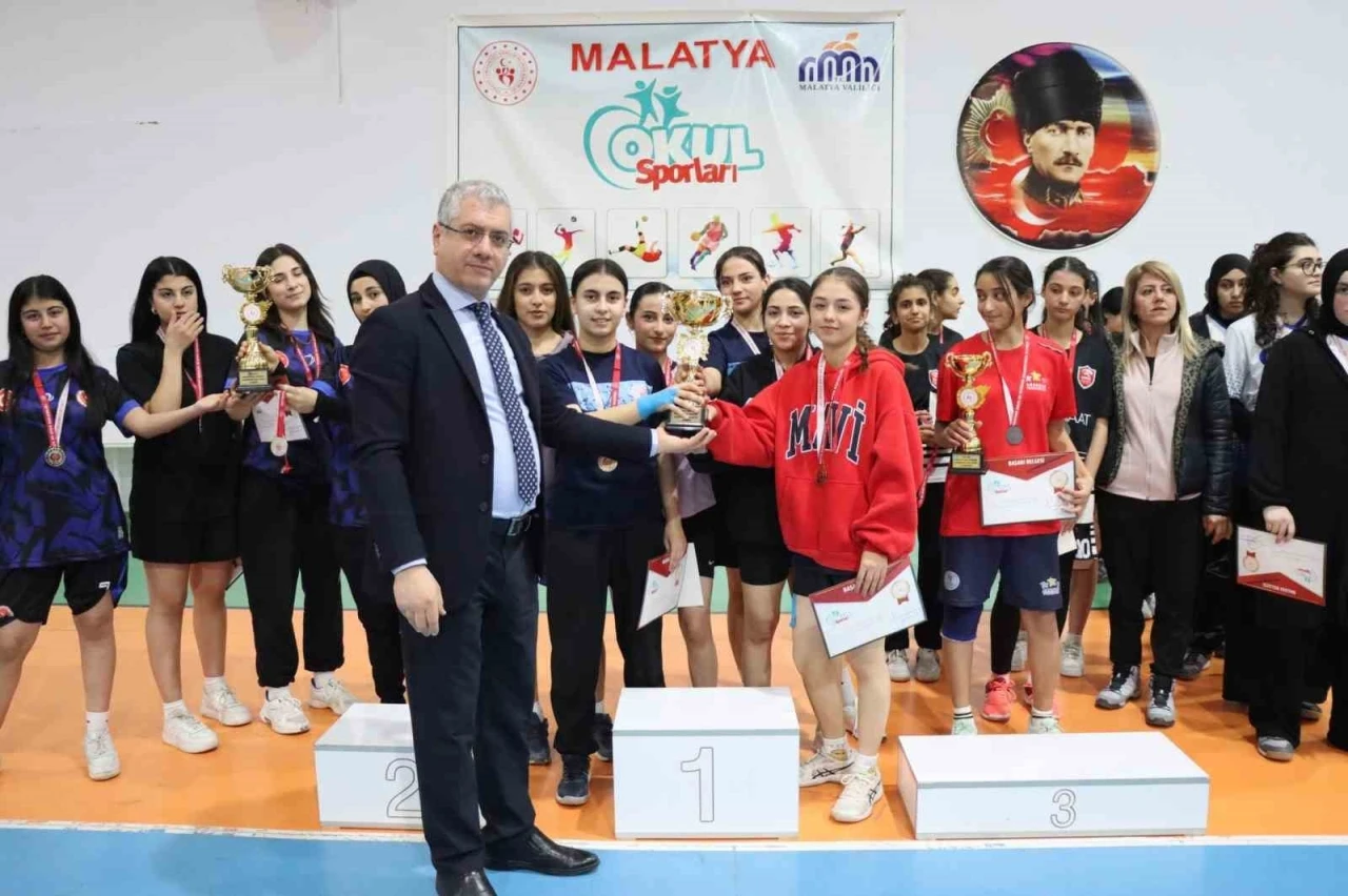 Malatya&rsquo;da badminton ve futsal il şampiyonları kupalarını aldı
