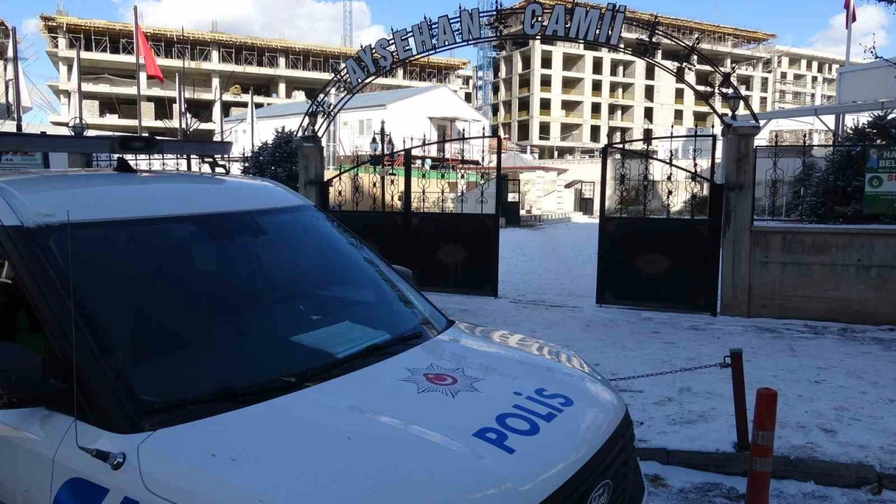 Malatya&rsquo;da cami tuvaletinde baygın bulunan gen&ccedil; hastaneye kaldırıldı
