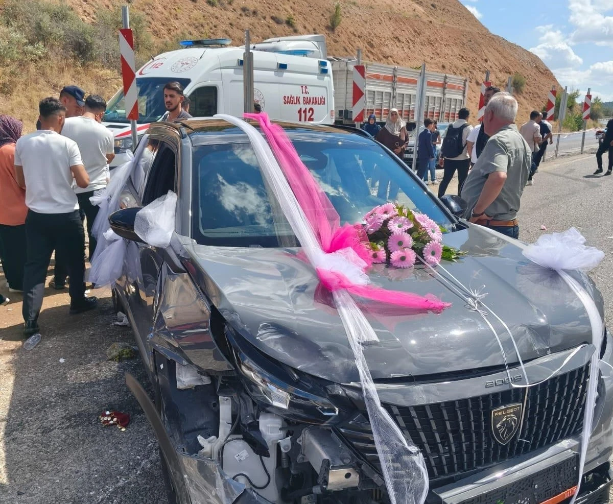 Malatya&rsquo;da d&uuml;ğ&uuml;n konvoyunda kaza: 9 yaralı
