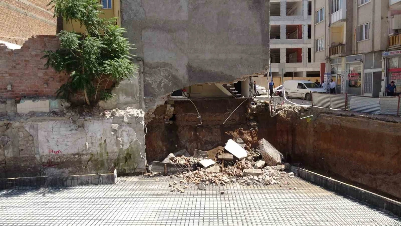 Malatya&rsquo;da g&ouml;&ccedil;&uuml;k sonrası m&uuml;h&uuml;rlenen apartmandan kopan par&ccedil;alar paniğe neden oldu
