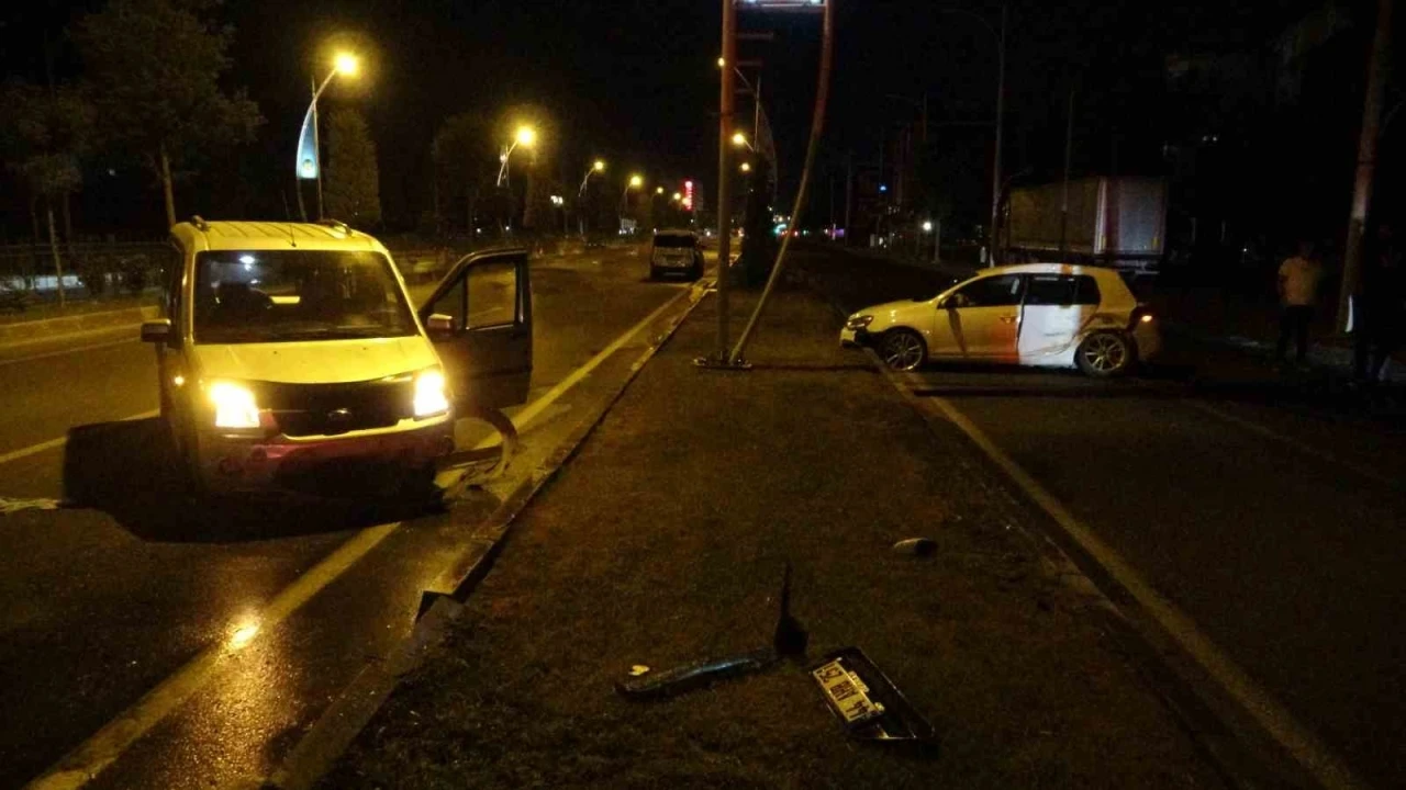 Malatya’da hafif ticari araç ile otomobil çarpıştı: 2 yaralı
