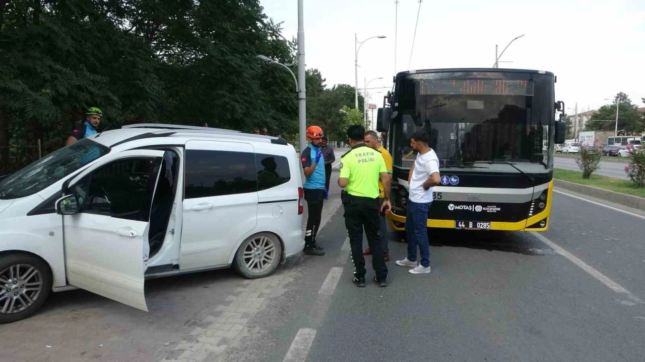 Malatya’da halk otobüsü ile hafif ticari araç çarpıştı
