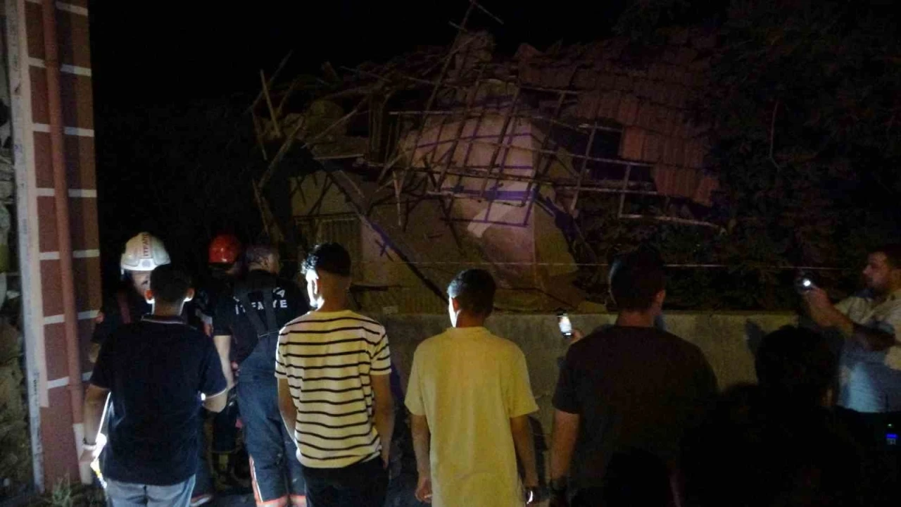 Malatya’da hasarlı evin çatısı çöktü
