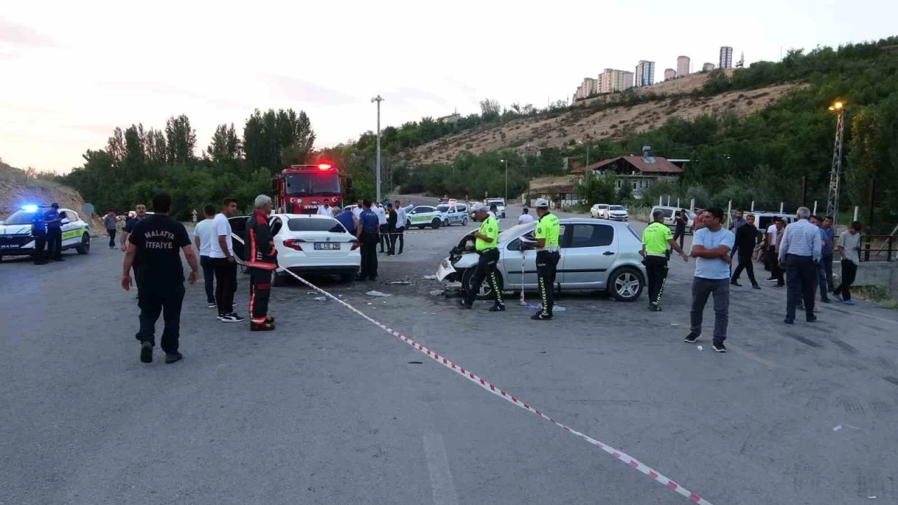 Malatya’da iki araç kafa kafaya çarpıştı: 11 yaralı
