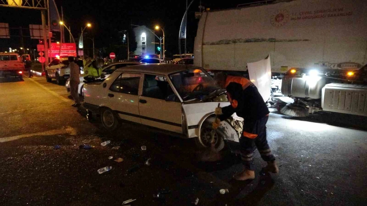 Malatya’da iki aracın karıştığı kazada ortalık savaş alanına döndü: 4 yaralı
