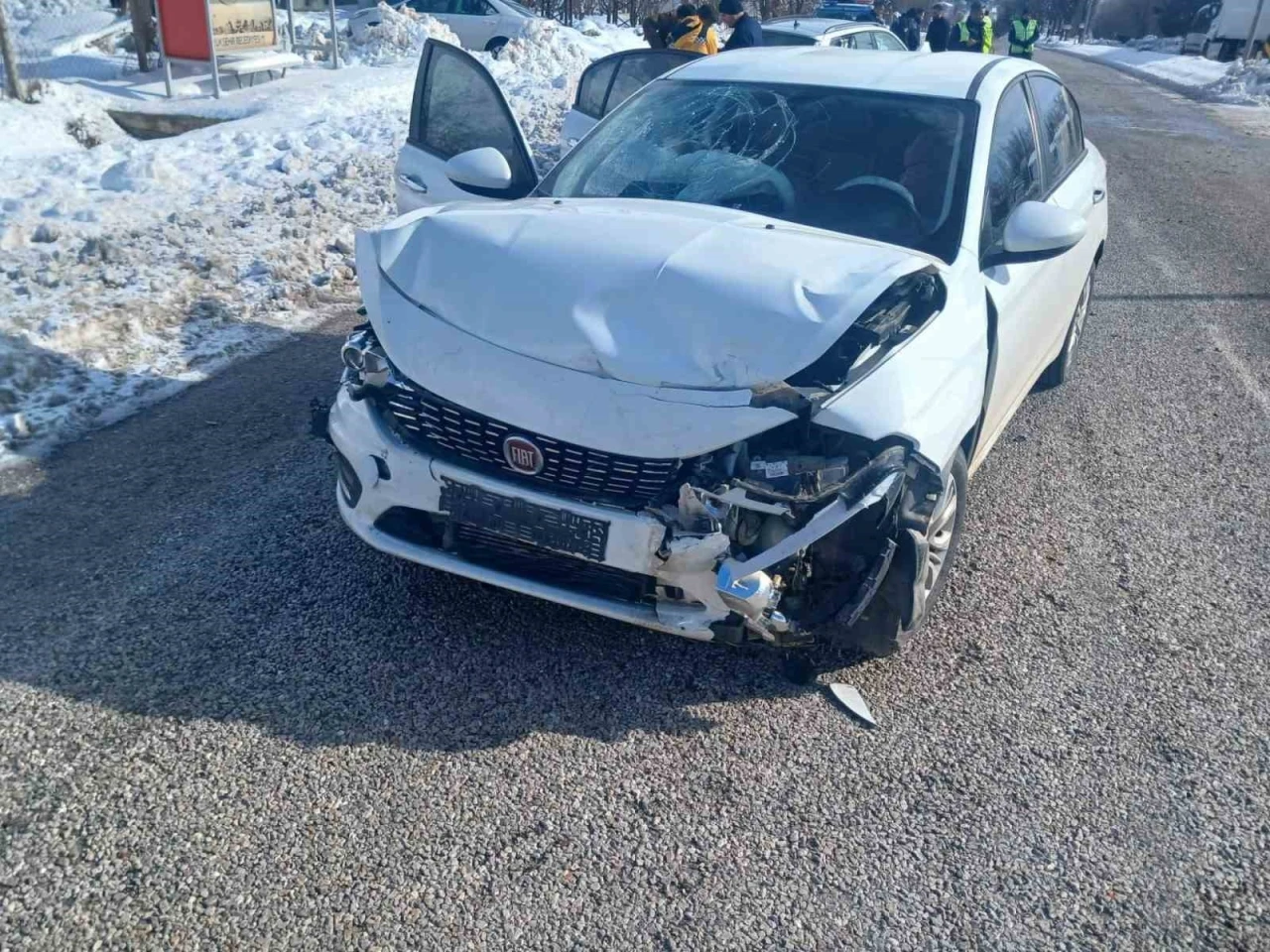 Malatya&rsquo;da iki otomobil &ccedil;arpıştı: 3 yaralı
