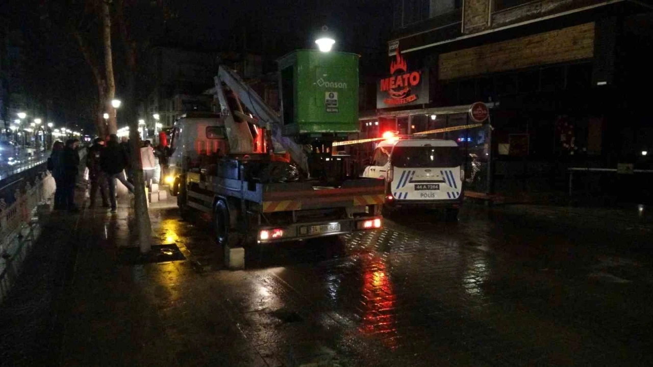 Malatya&rsquo;da istinat duvarı &ccedil;&ouml;ken bina tahliye edildi
