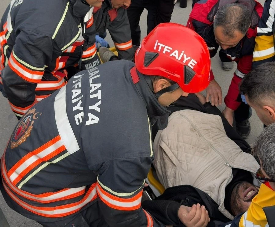 Malatya’da kamyonet ile kamyon çarpıştı: 1 yaralı
