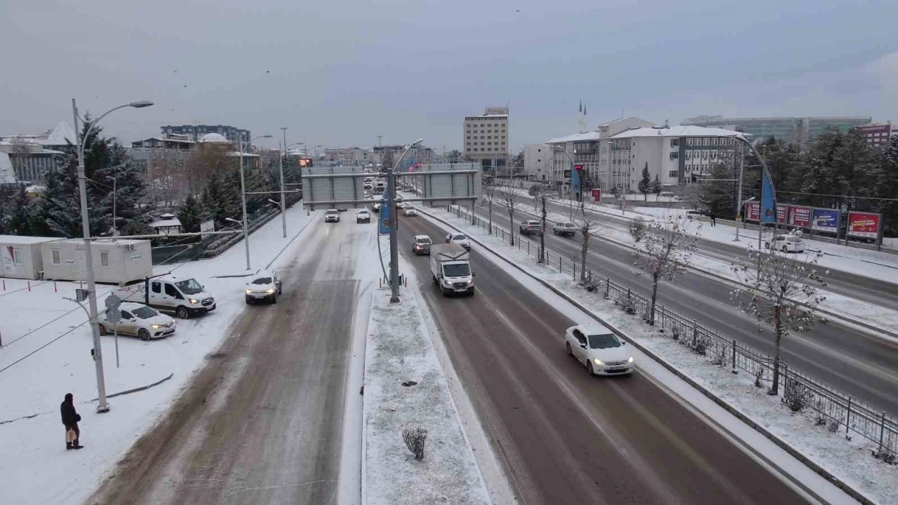 Malatya&rsquo;da kar yağışı hayatı olumsuz etkiledi
