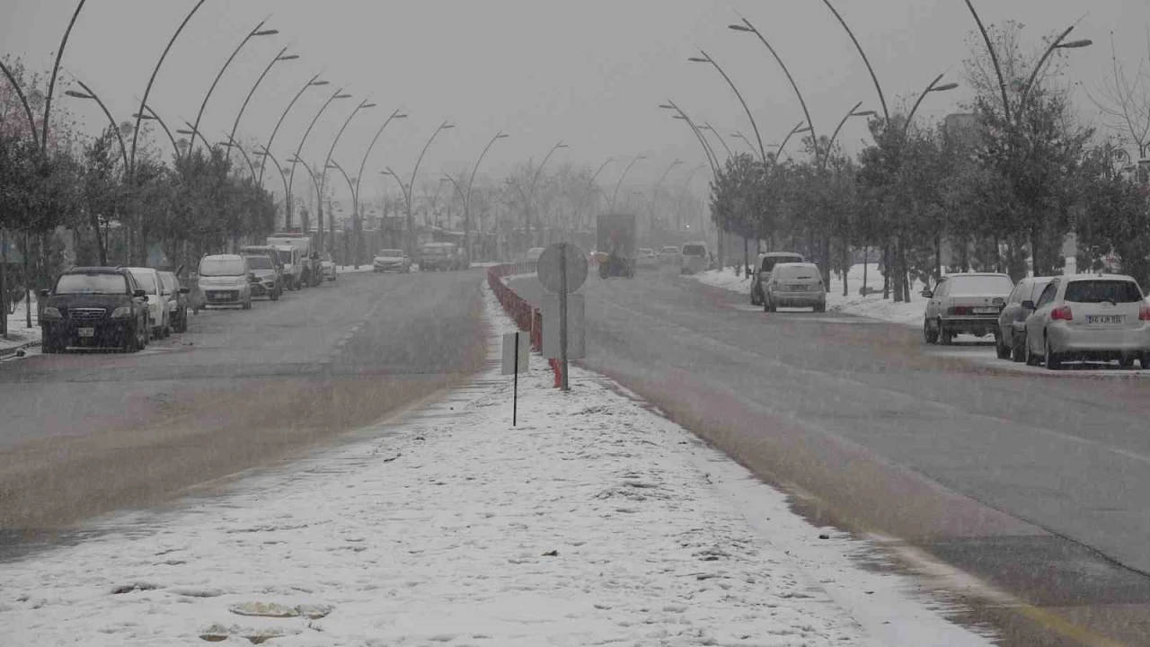 Malatya&rsquo;da kar yağışı nedeniyle kamu personeline idari izin ve motosikletlere trafik yasağı
