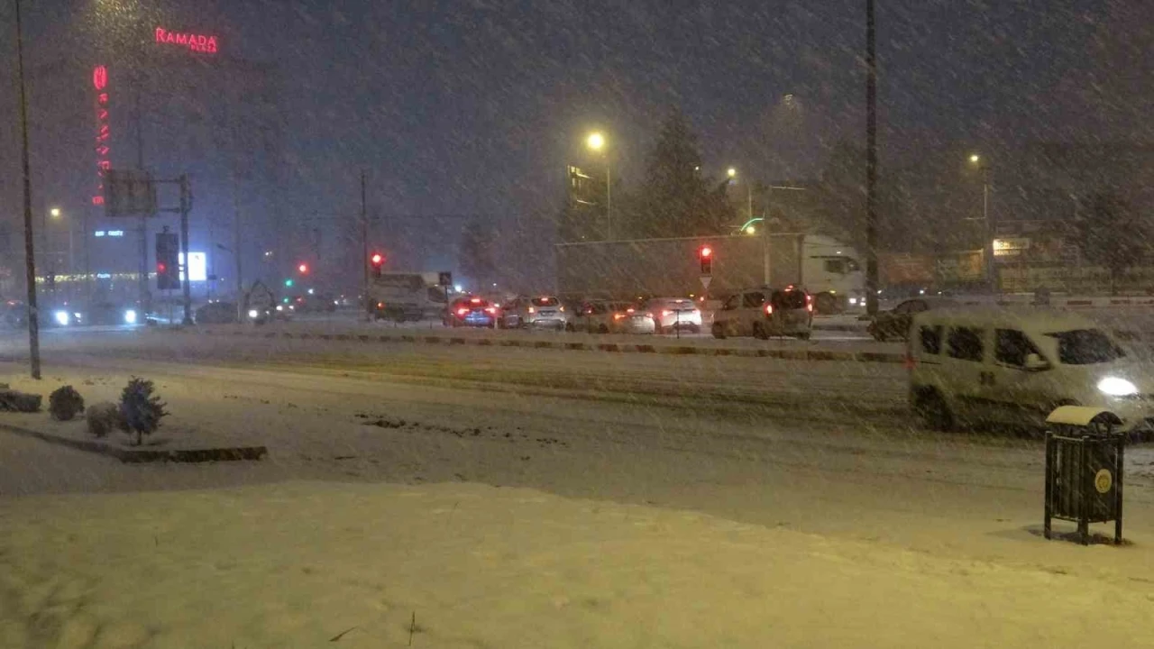 Malatya&rsquo;da kar yağışı ulaşımda aksamalara yol a&ccedil;tı
