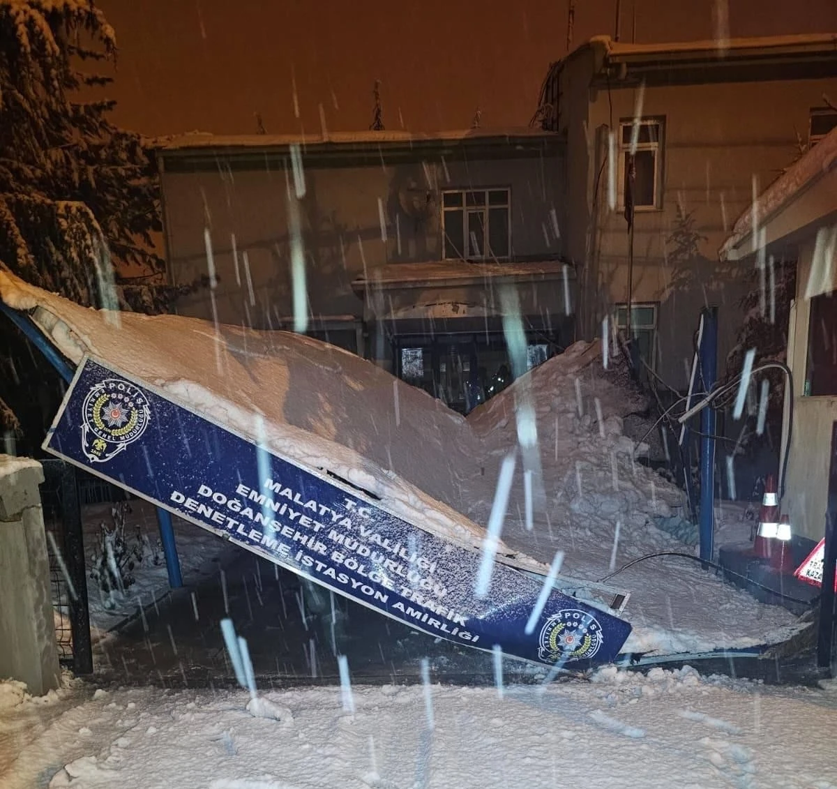 Malatya&rsquo;da karın ağırlığıyla istasyon amirliğinin surdurması &ccedil;&ouml;kt&uuml;
