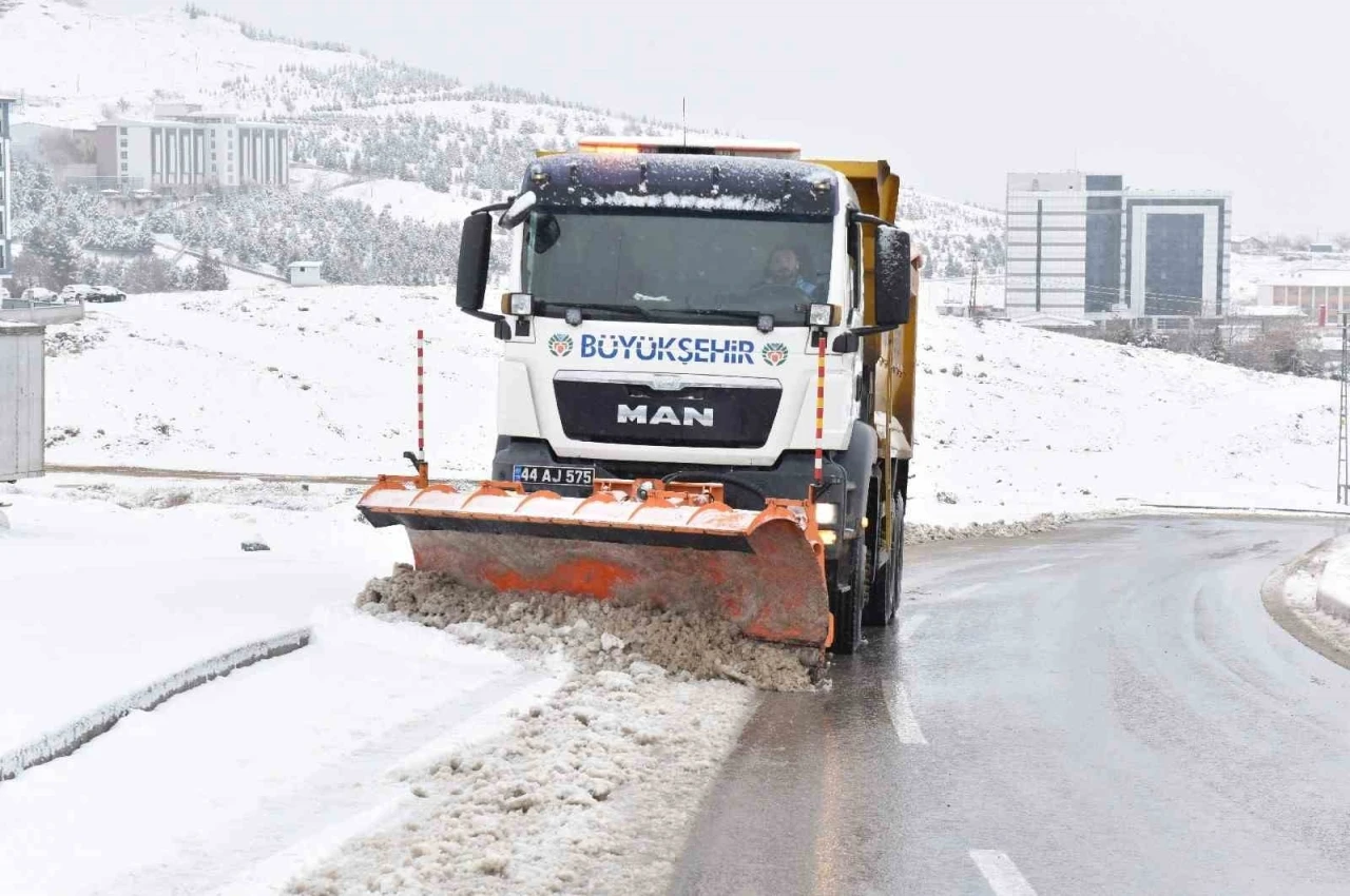 Malatya&rsquo;da karla m&uuml;cadele s&uuml;r&uuml;yor
