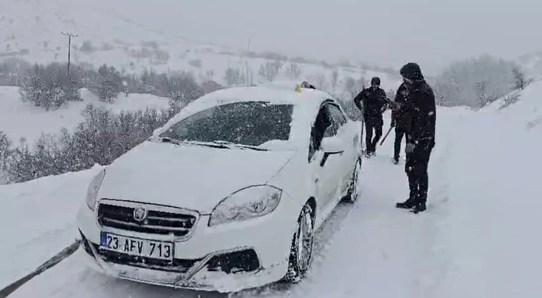 Malatya&rsquo;da karlı yolda kalan ara&ccedil; ve hasta vatandaşlara b&uuml;y&uuml;kşehir ekipleri yetişti
