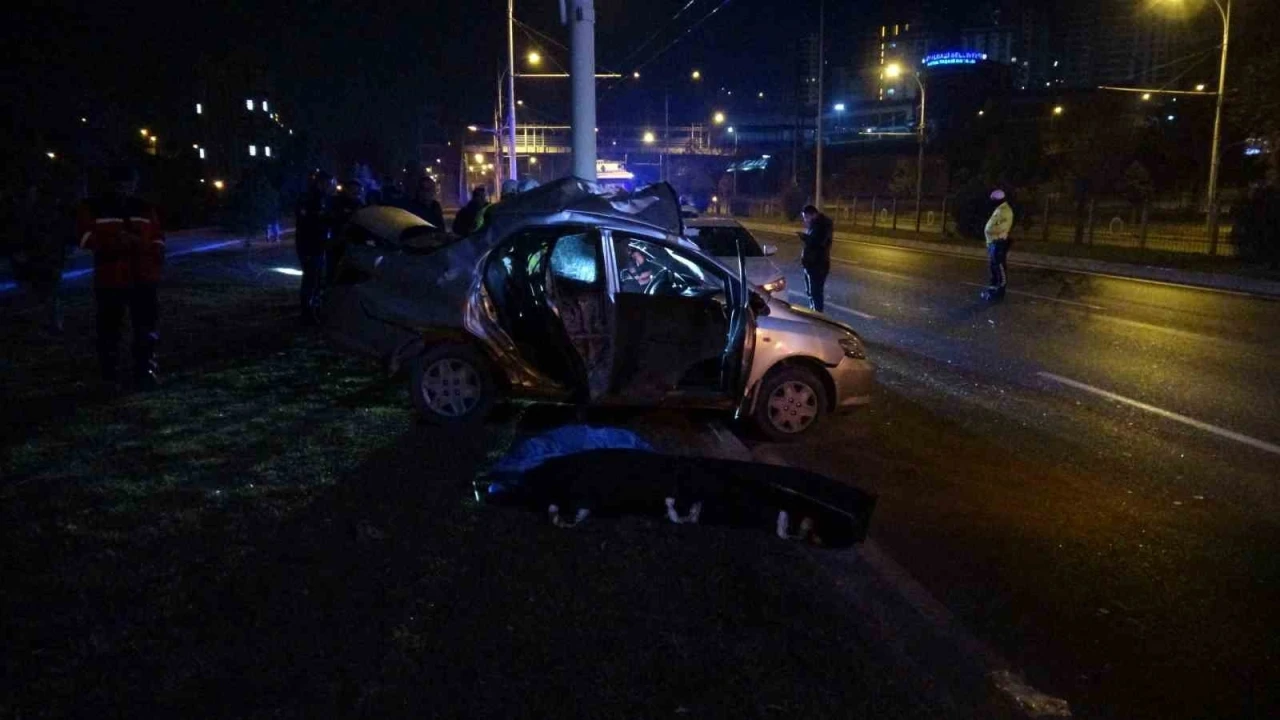 Malatya&rsquo;da kontrolden &ccedil;ıkan ara&ccedil; tramb&uuml;s direğine &ccedil;arptı: 1 &ouml;l&uuml; 1 ağır yaralı
