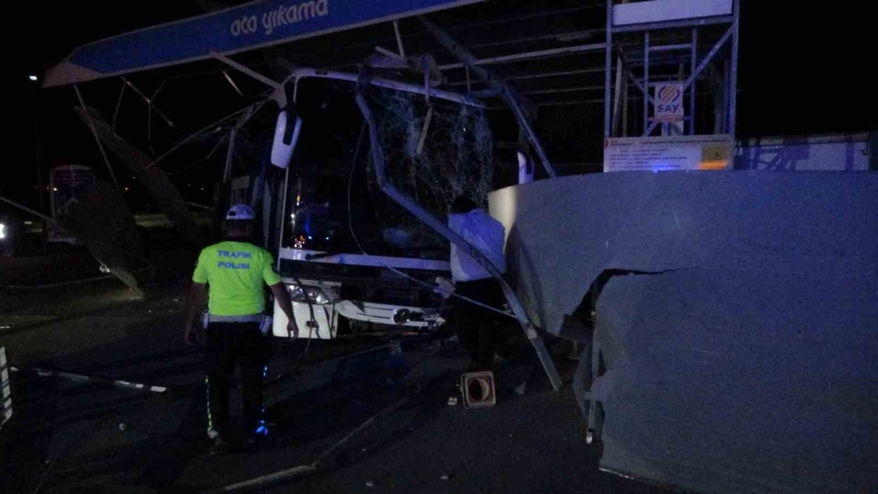 Malatya’da kontrolden çıkan yolcu otobüsü oto yıkamaya daldı: 8 yaralı
