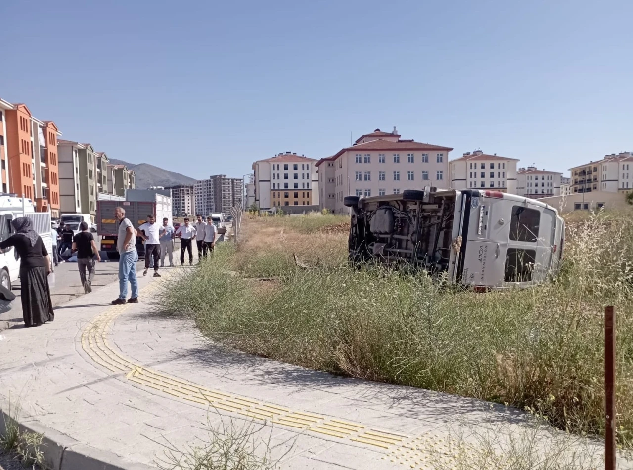 Malatya’da minibüs devrildi: 4 kişi yaralandı

