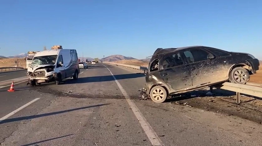 Malatya&rsquo;da minib&uuml;s ile otomobil &ccedil;arpıştı: 1&rsquo;i ağır 3 yaralı

