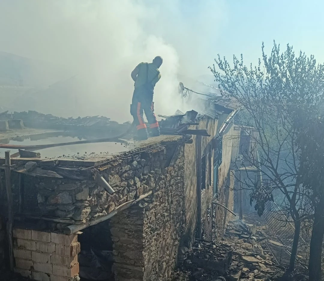 Malatya’da örtü yangını: İki ev kül oldu
