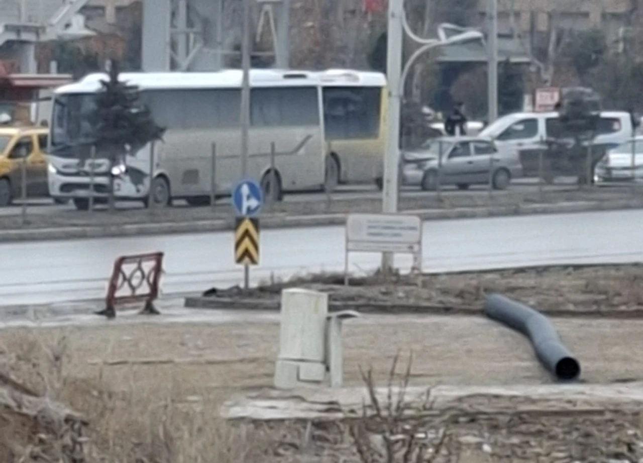 Malatya&rsquo;da otob&uuml;s ile otomobil &ccedil;arpıştı: 2 yaralı
