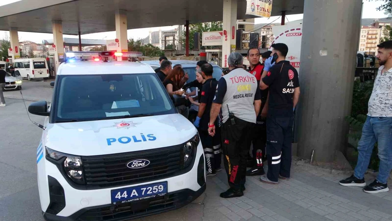 Malatya’da otobüste tartışan 2 kadın indikleri durakta birbirlerini bıçakla yaraladı
