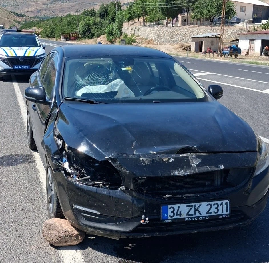 Malatya&rsquo;da otomobil ile tır &ccedil;arpıştı: 2 yaralı

