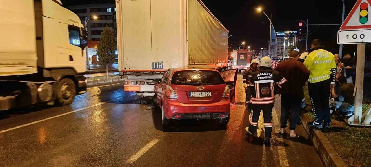 Malatya’da otomobil ile tır çarpıştı: 3 yaralı
